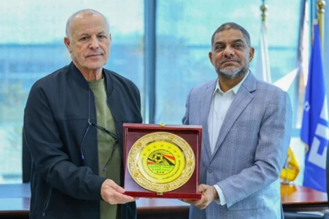  لمناقشة سبل التعاون.. أبو ريدة يستقبل رئيس الاتحاد الموزمبيقي